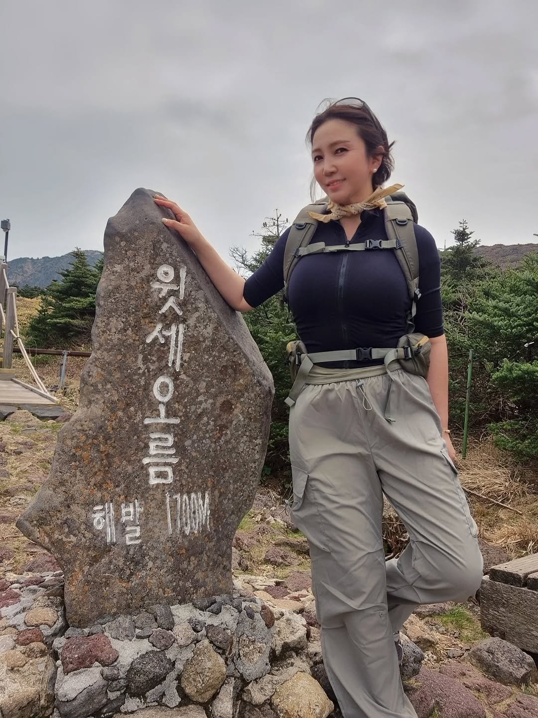 Photo by 세라마미🕊 꿈꾸는 하루, 도전하는 삶 on April 28, 2026. May be an image of parka, military uniform, outdoors and text.