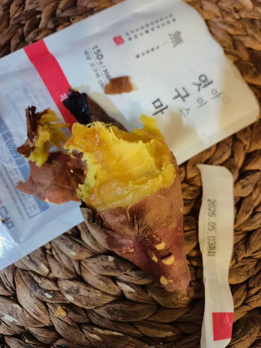 Photo by 세라마미🕊 꿈꾸는 하루, 도전하는 삶 on August 21, 2025. May be an image of vegetable and text that says '비남고구마100 비남 고구바 308 150g/308 150 100 生香安品 무원 으우 잇 >요 무 ۲- ejo 2026 05 03까지'.