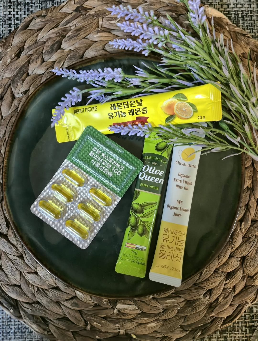 Photo by 세라마미🕊 꿈꾸는 하루, 도전하는 삶 on December 18, 2025. May be an image of medicine, algae, hand cream, ointment, herb and text that says 'MISTANS ABOUT ABOUTNATUF NATURE 레몬담은날 유기농 레몬즙 20g 리밥 รคา 結醸谷翻絡 올리브요일:10 리얼렉스콜라버즈 館10 ផ្ីងទឡះវ0 ሃነ0ር 헬스블라버킨 100 RGANI SE LIVE Olive On0 Olivazumo EXTRA VIRGIN Organic Extra ingin Olive Oil NFC Organic Lemon Juice 100% 10g Spain 울리바즈모 유기농 올리브 올레샷 레몬 ည 채주스! 채주스|20ml 0ml'.