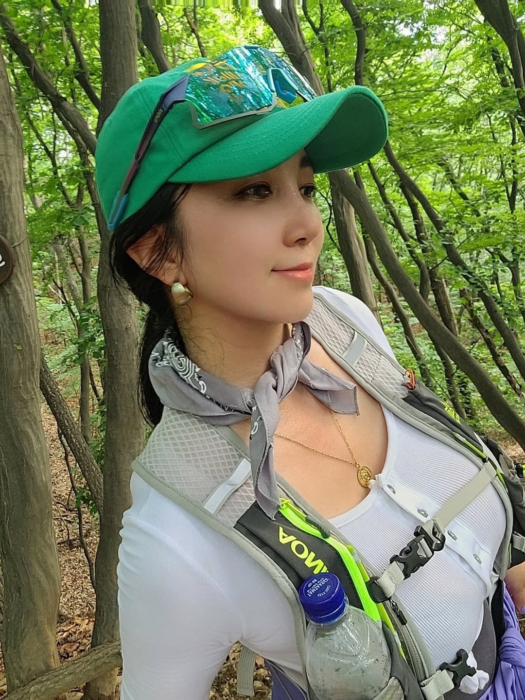 Photo by 세라마미🕊 꿈꾸는 하루, 도전하는 삶 on August 24, 2025. May be an image of 1 person, hat, bandanna, headdress, outdoors and text.