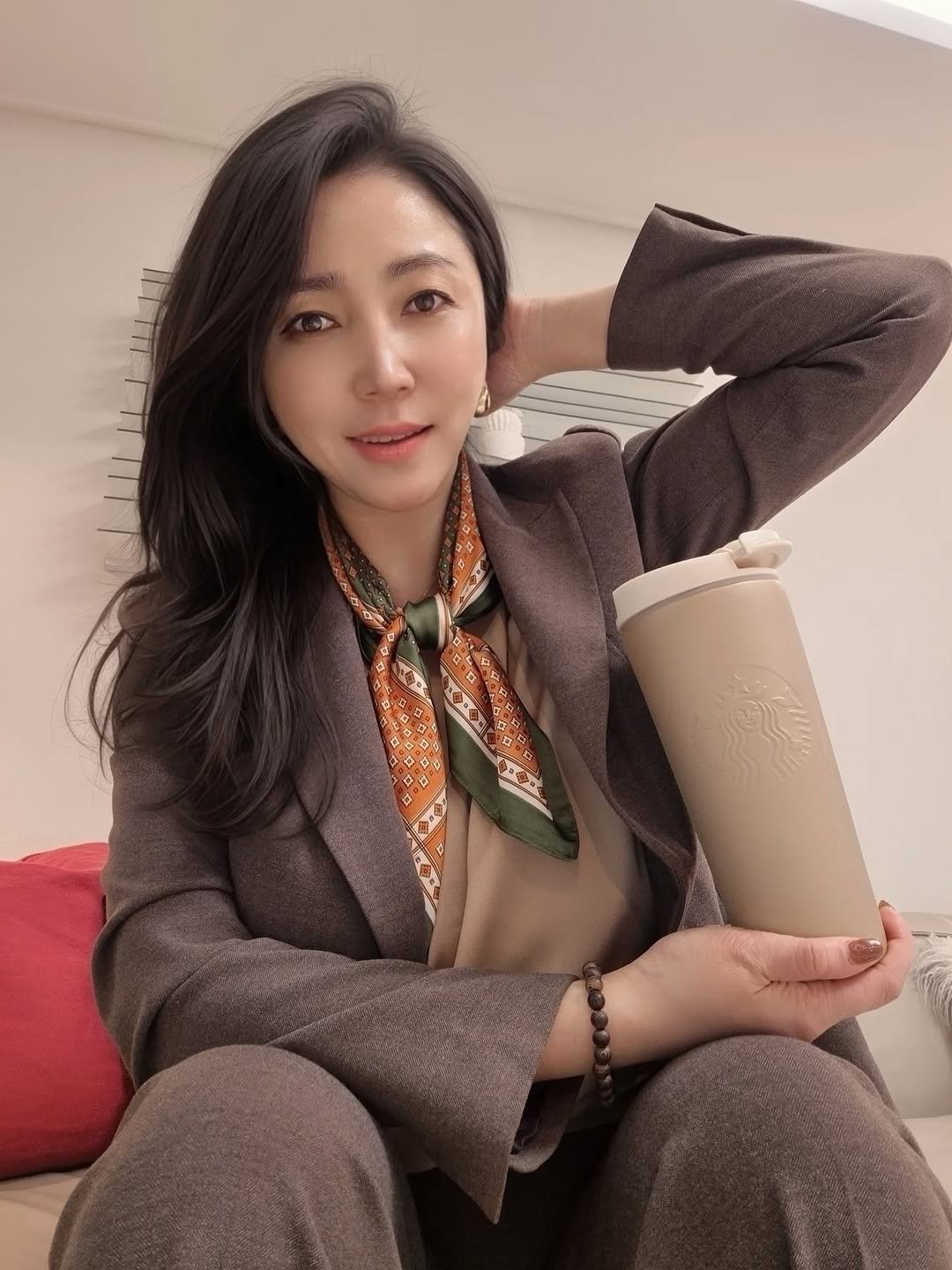 Photo by 세라마미🕊 꿈꾸는 하루, 도전하는 삶 on December 18, 2025. May be an image of coffee cup, bottle, suit, water bottle, cup, cornflower and text.