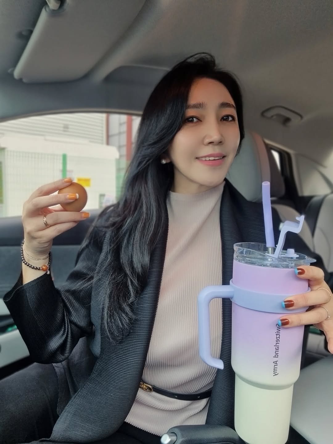 Photo by 세라마미🕊 꿈꾸는 하루, 도전하는 삶 on September 23, 2025. May be an image of 1 person, tea, smoothie, juice, water bottle and text.