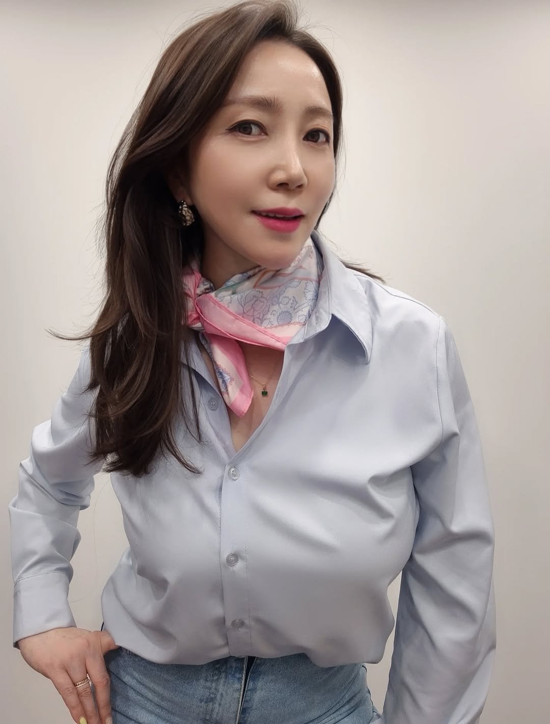 Photo by 세라마미🕊 꿈꾸는 하루, 도전하는 삶 on April 27, 2026. May be an image of scarf, bandanna, top and text.