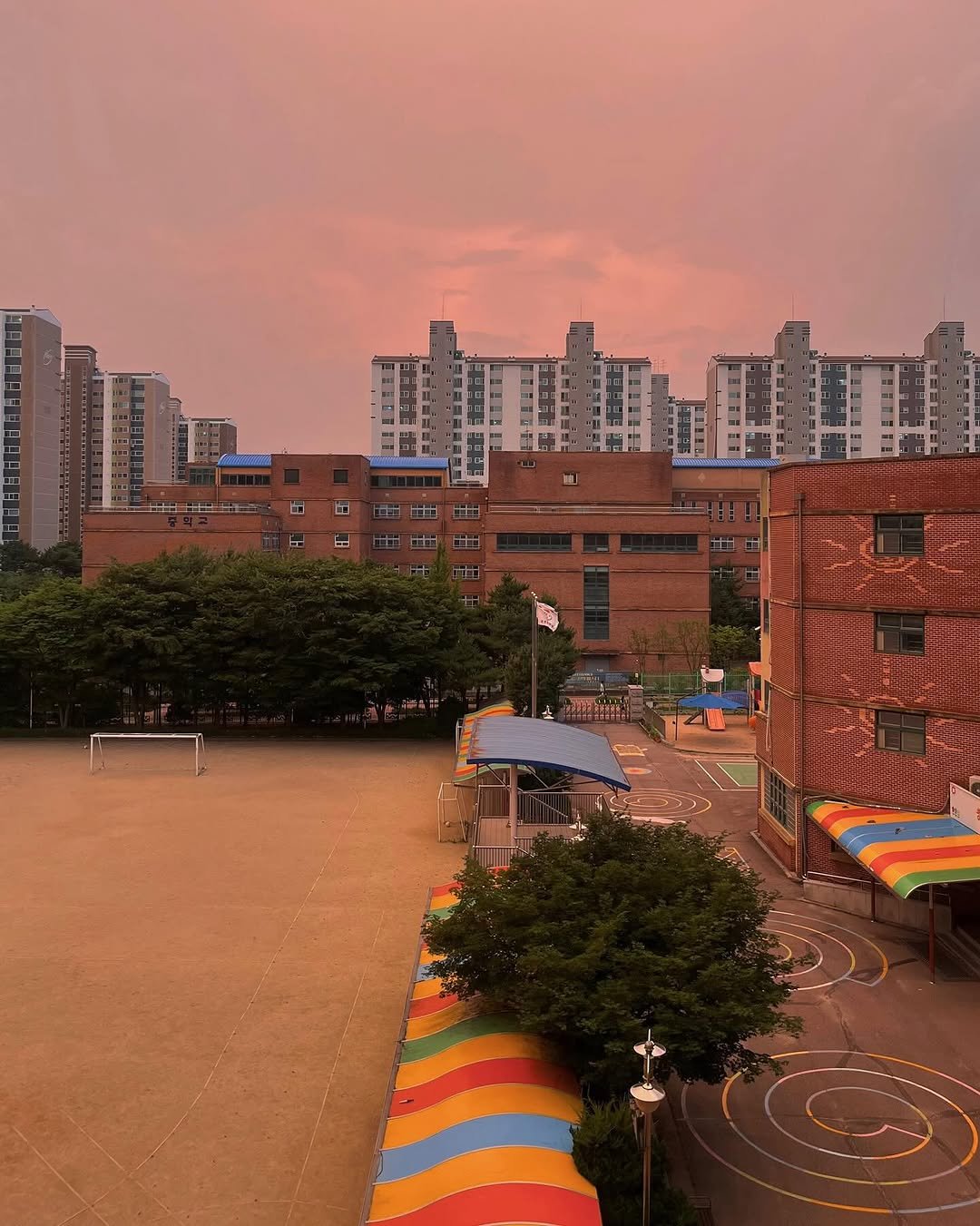 Photo by 김세림 on July 15, 2025. May be an image of twilight, cloud and street.