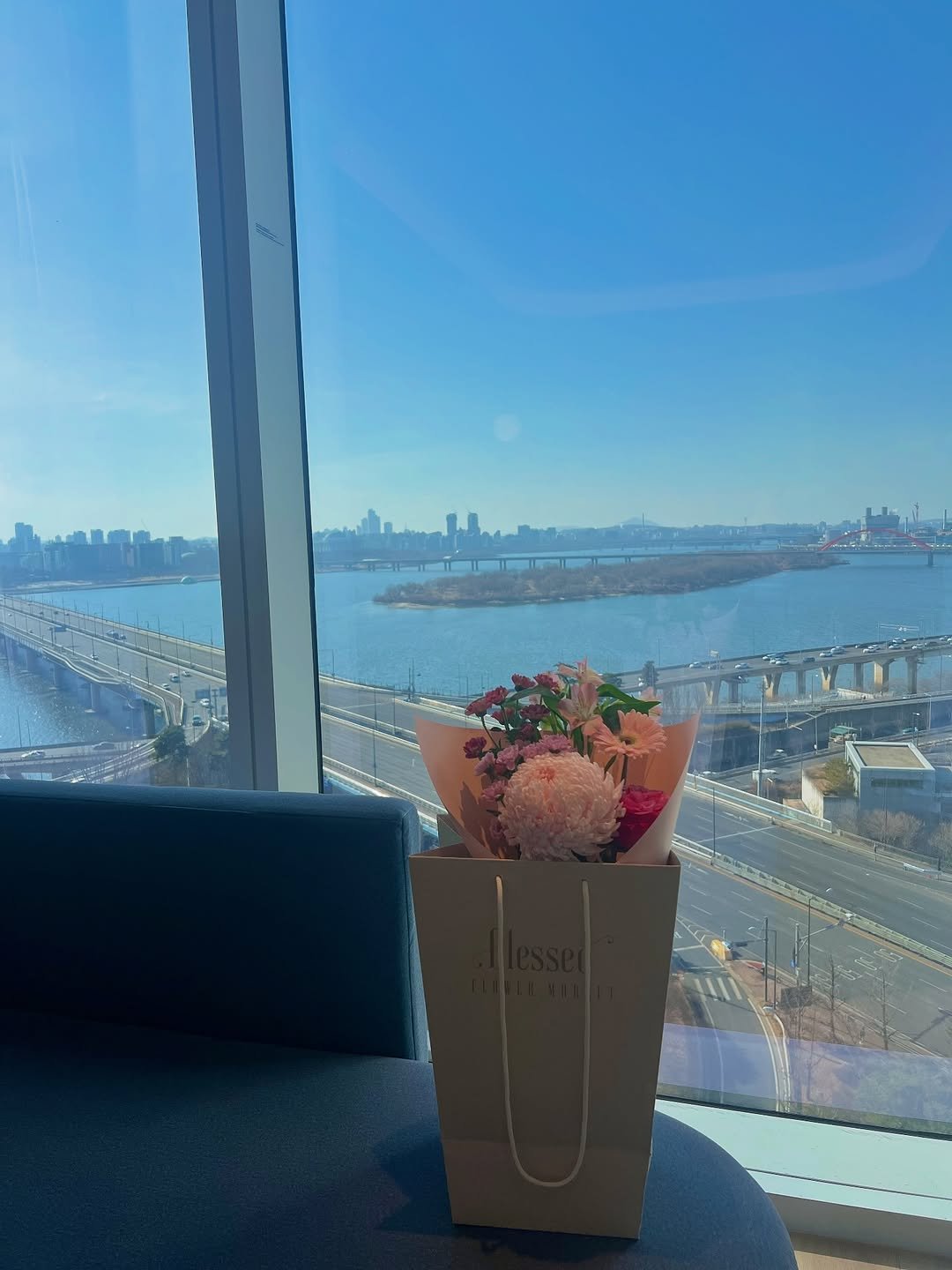 Photo shared by Serinah on February 18, 2026 tagging @sx_h60l. May be an image of flower arrangement, bouquet, baby's-breath, prairie gentian, rose, carnation, the Queensboro Bridge and text.