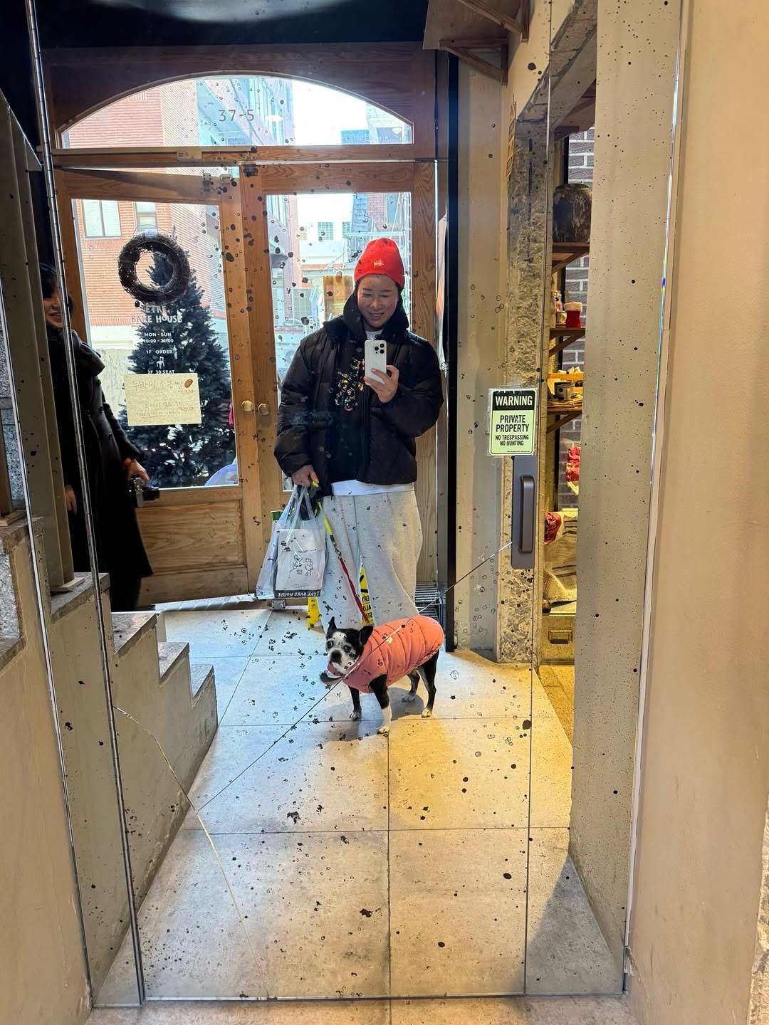 Photo by 박세리 on January 08, 2026. May be an image of Norwich terrier, display case, hat shop, window and text.