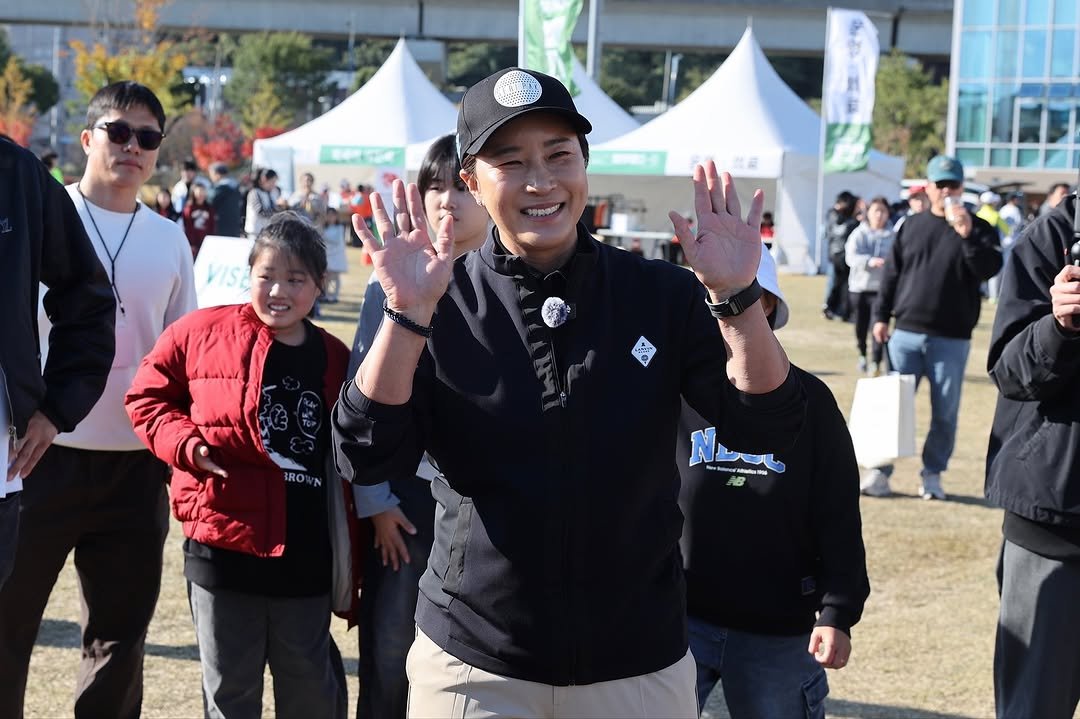 Photo by 박세리 on November 08, 2025. May be an image of golf, standing, crowd and text.