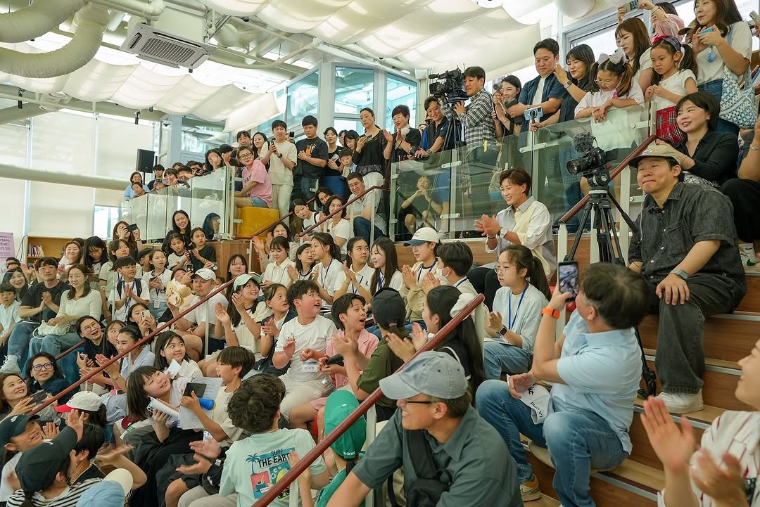 Photo by 박세리 on June 20, 2025. May be an image of 2 people, crowd and text.