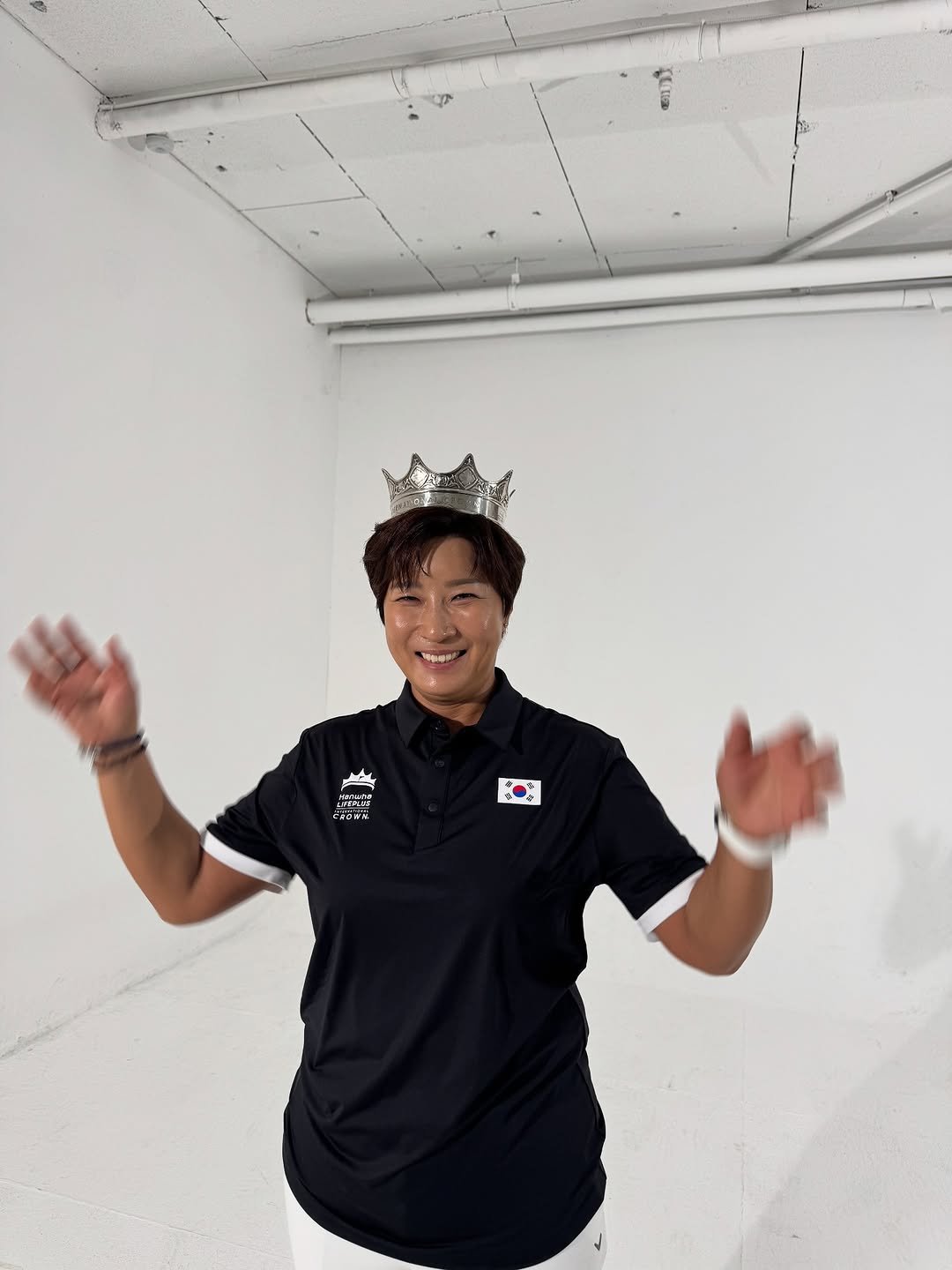 Photo by 박세리 on September 05, 2025. May be an image of 1 person, playing tennis, golfing, racket and text.