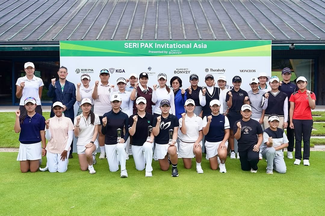 Photo by 박세리 on October 02, 2025. May be an image of 9 people, people golfing, golf course and text that says 'RINITY SERI PAK Invitational Asia Presented BONVY SERIPAK ER IPA socefou KGA RENITY MARRIOTT BONVOY ® Therabody - ማ MONCIOS 和本に oHecToe F'.