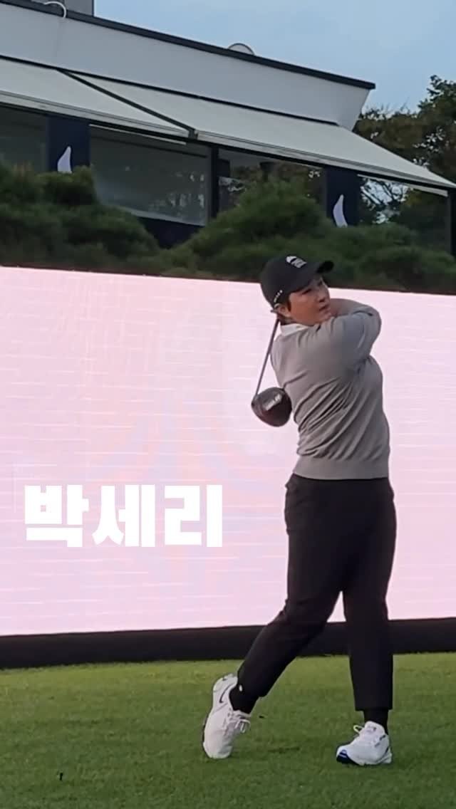 seripak1998 게시물 이미지: 누가 제일 시원하게 날렸을까? 😎
스윙만 봐도 텐션 업🔥

#한화라이프플러스...