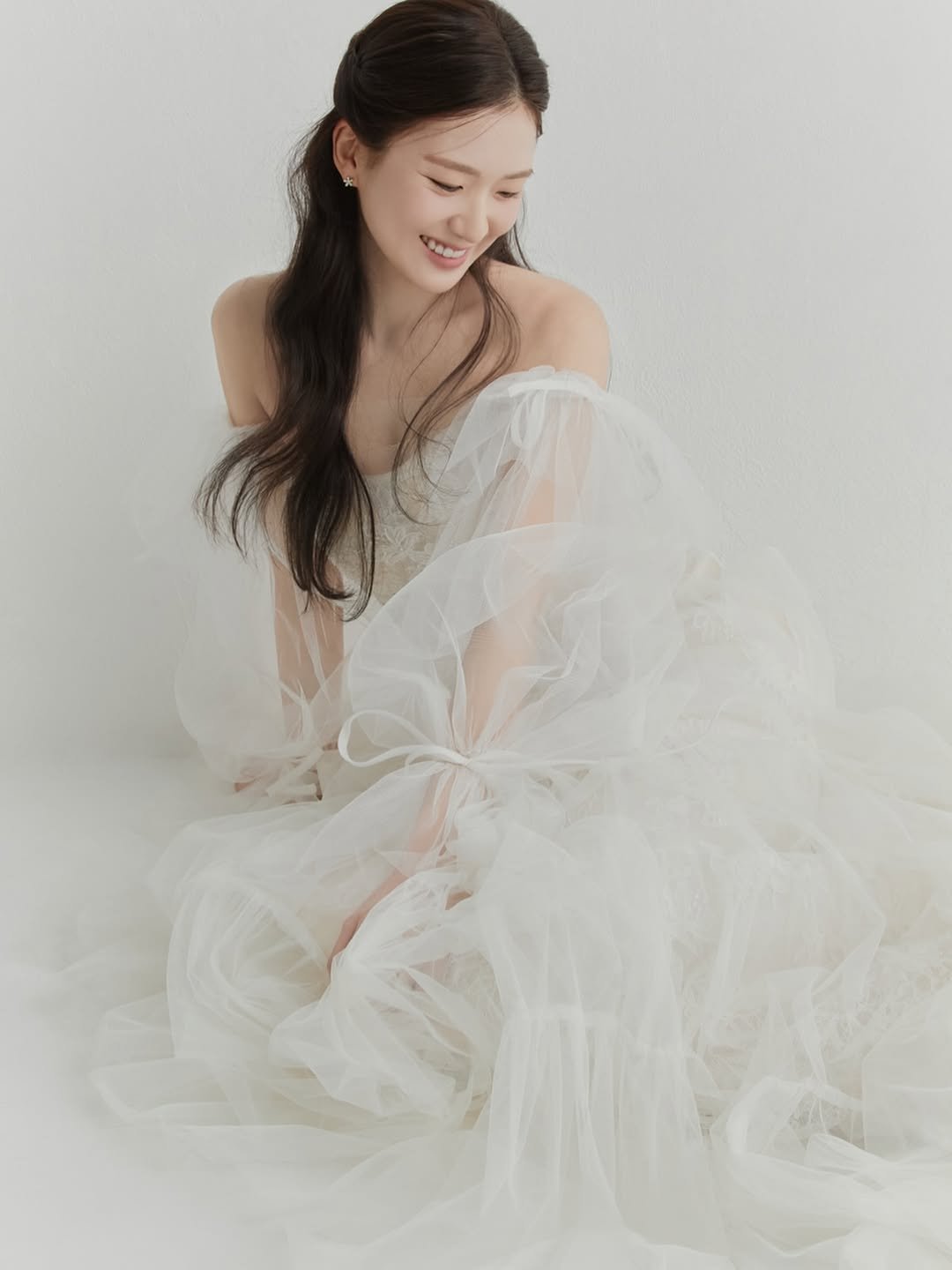 seul_wedding 게시물 이미지: #슬기플
신부님들은 모두 나의 자랑🤍
그중에서도 우리 서희 신부님 사진은 감탄만...