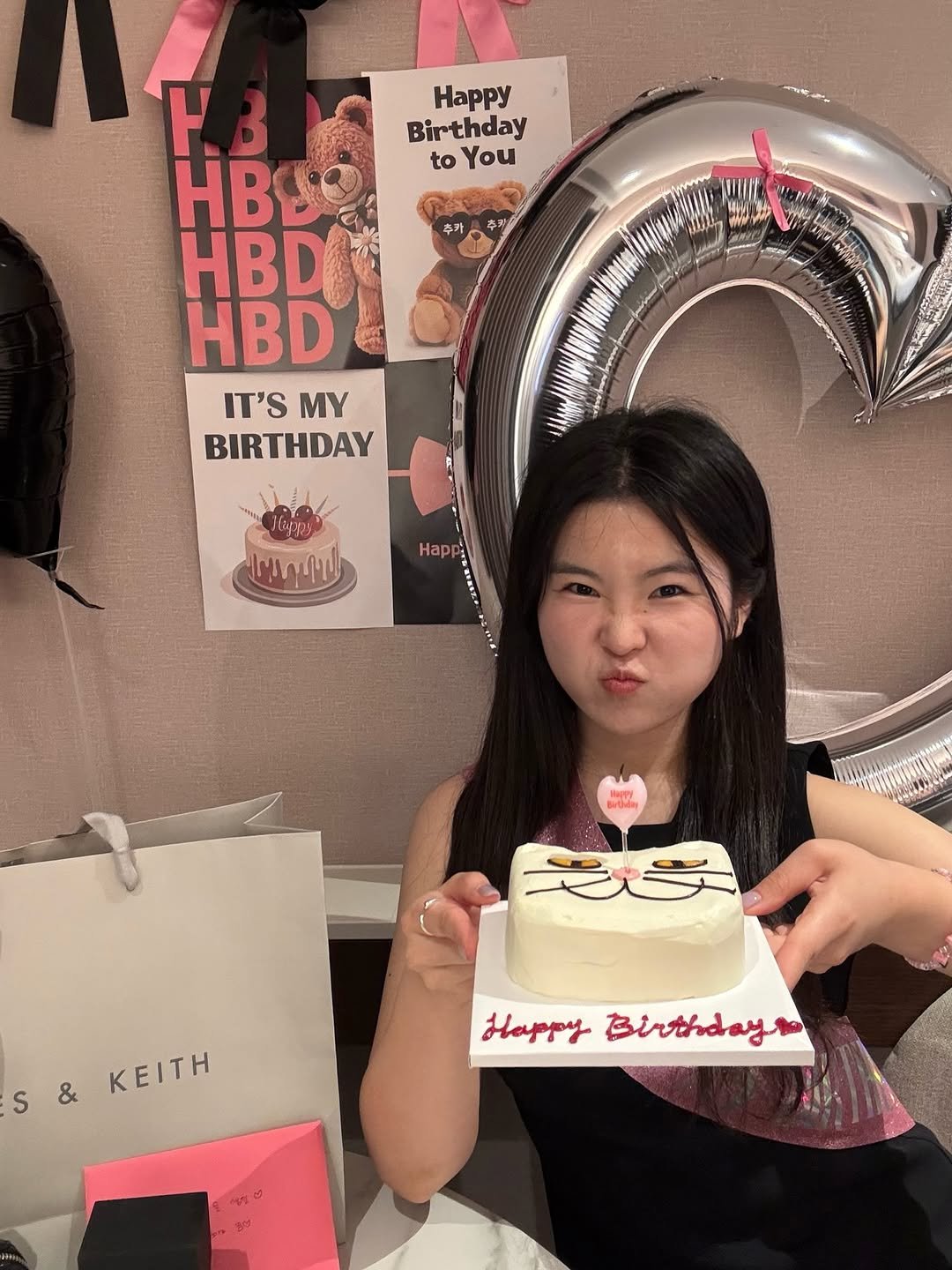 Photo by 슬밍 on August 26, 2025. May be an image of 1 person, balloon, candle, cake and text.