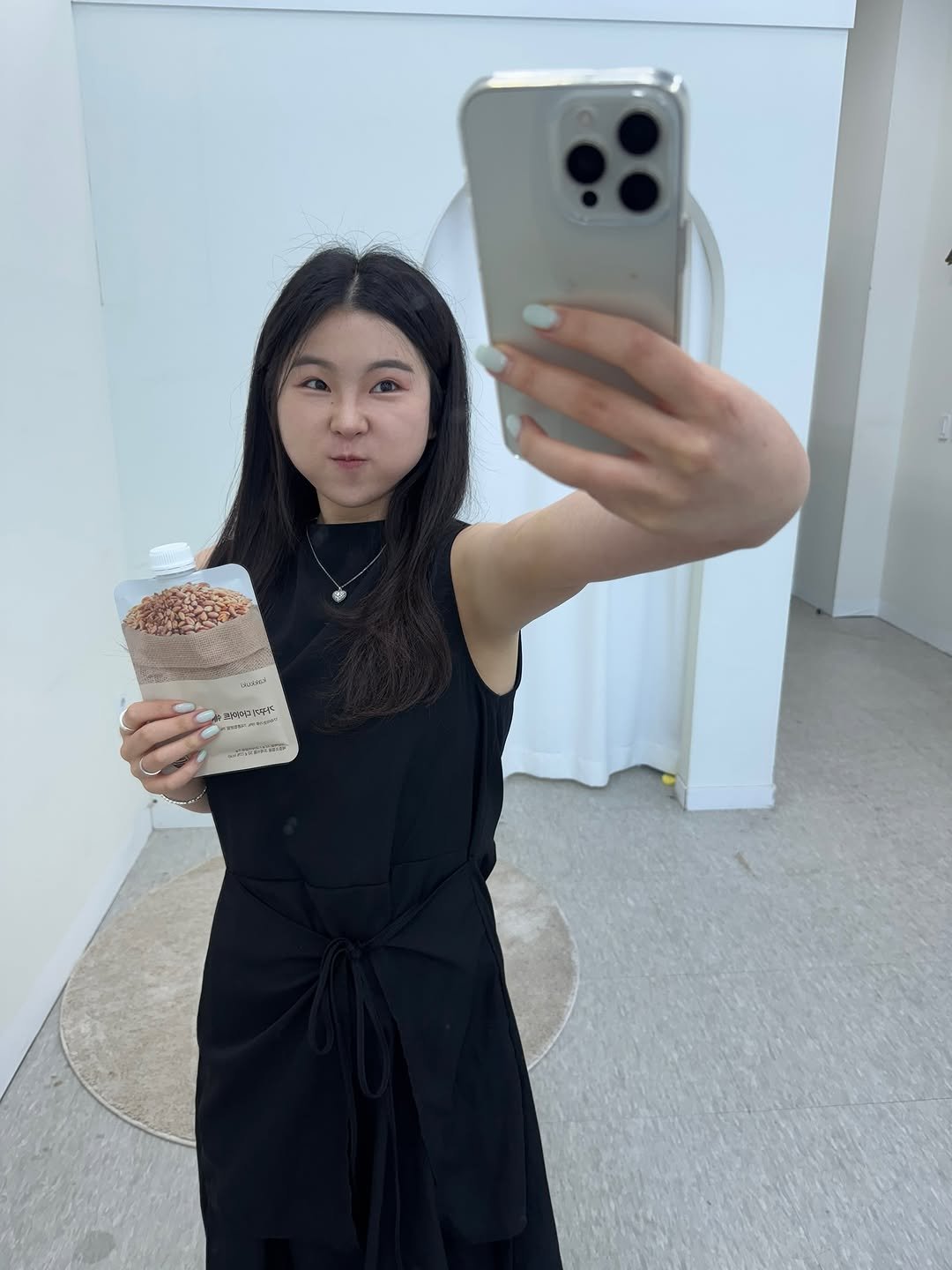 Photo by 슬밍 on August 03, 2025. May be a selfie of phone, cornflower and text.