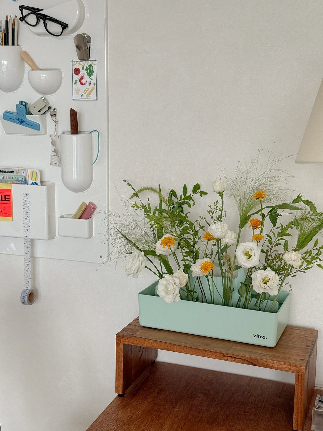 Photo by 슬슬 l 집꾸미기 • 예쁜살림 • 소품추천 on September 04, 2025. May be an image of vase, flower arrangement, flower pot, baby's-breath and text.
