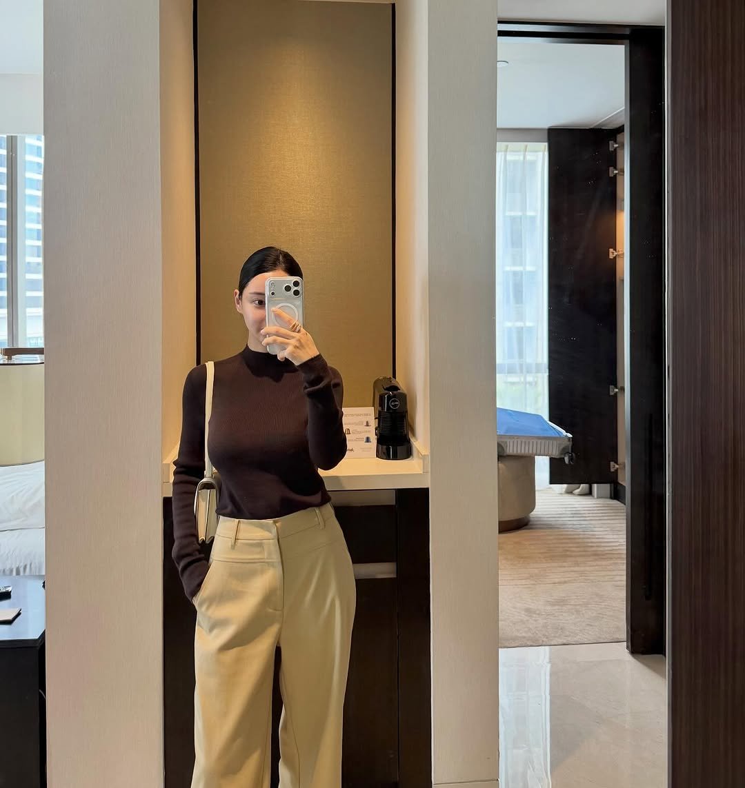 Photo by 니즈덤대표 승예진 on September 30, 2025. May be an image of 1 person, mirror, turtleneck, sweatpants and text.