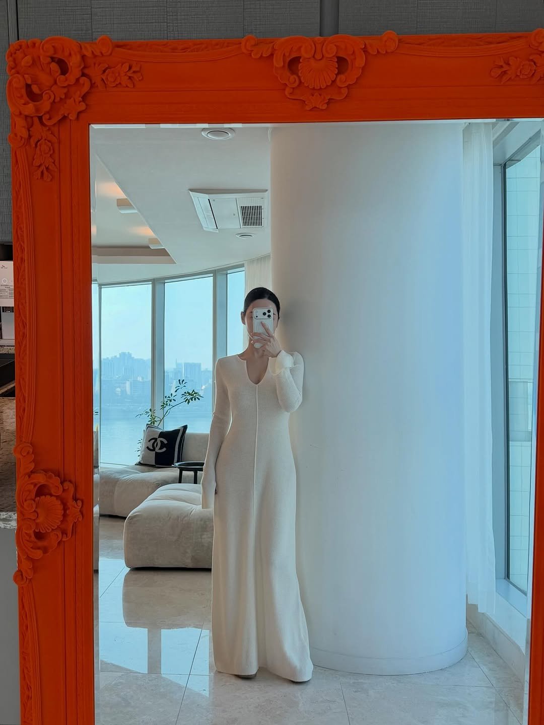 Photo by 니즈덤대표 승예진 on November 07, 2025. May be an image of jumpsuit, gown, dress and text.
