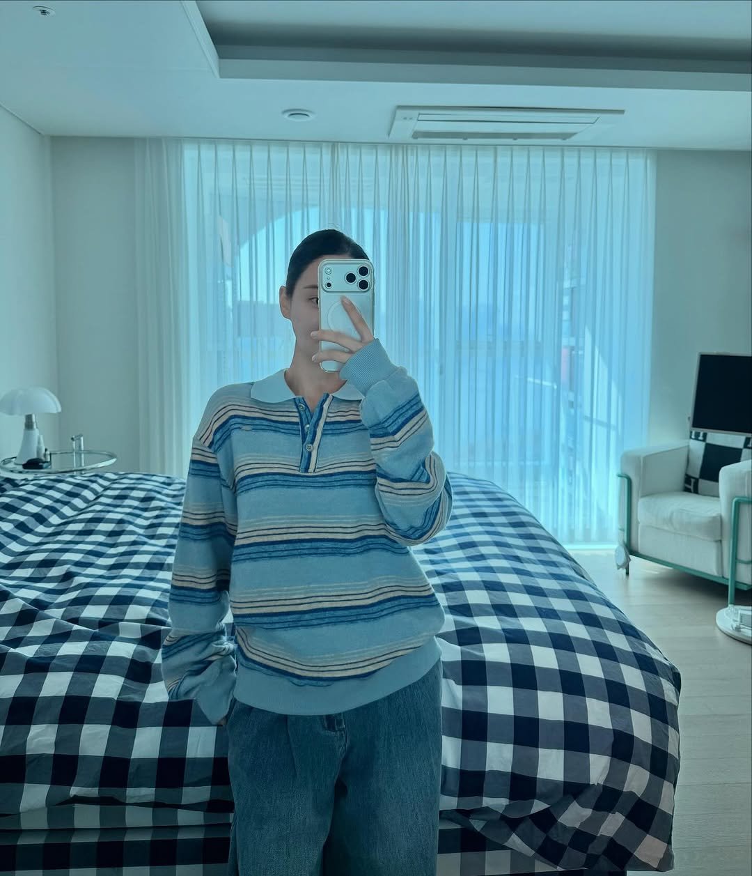 Photo by 니즈덤대표 승예진 on November 07, 2025. May be a selfie of sweatpants, sweatshirt, mirror, bedroom and text.
