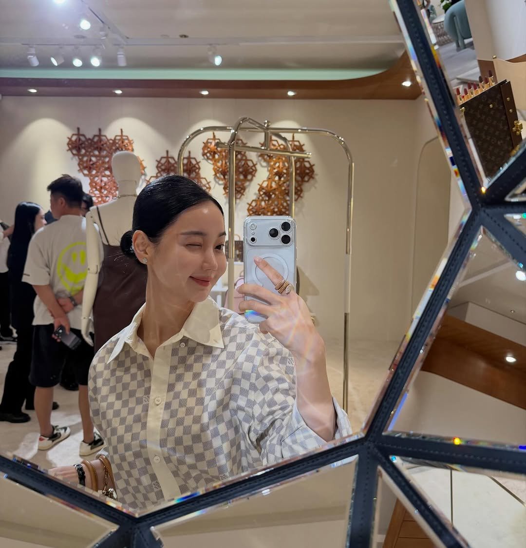 Photo by 니즈덤대표 승예진 on September 27, 2025. May be a selfie of 3 people, mirror and text.