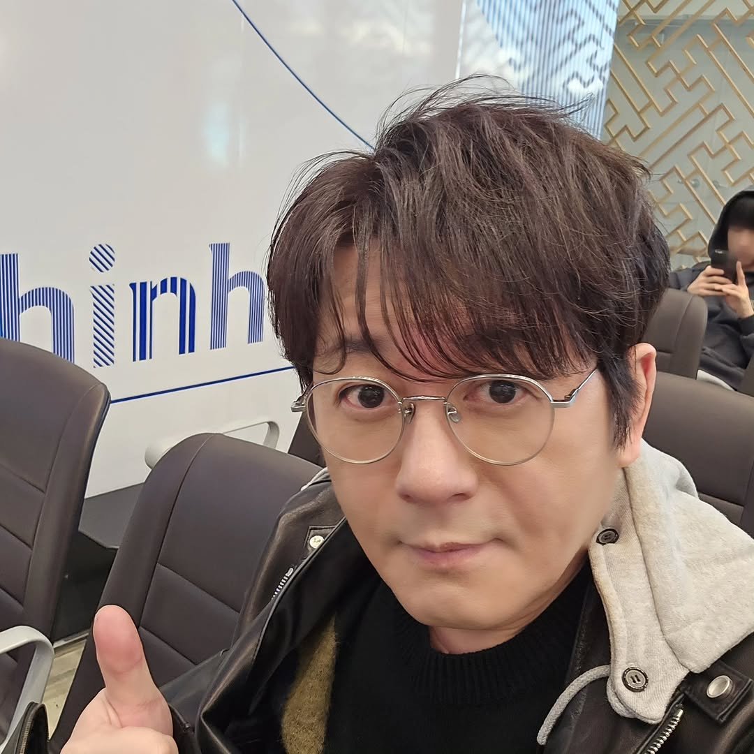 Photo by 신승훈 on February 01, 2026. May be a selfie of one or more people, bangs, eyeglasses, newsroom and text that says 'il'.