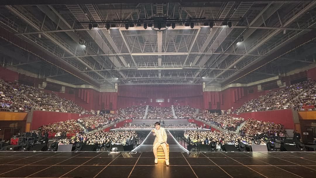 Photo by 신승훈 on November 02, 2025. May be an image of crowd, concert and text.