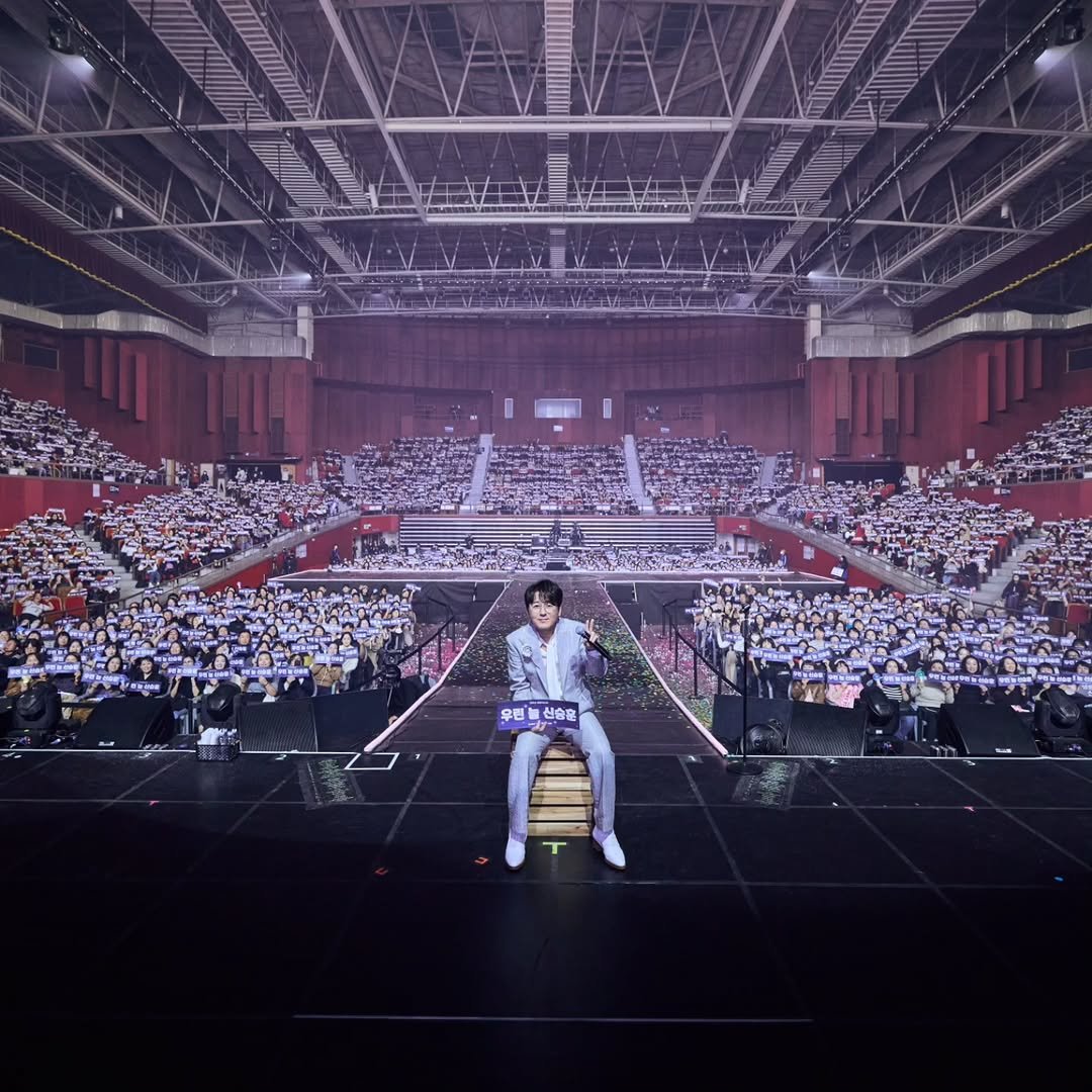 Photo by 신승훈 on November 01, 2025. May be an image of crowd, concert and text.