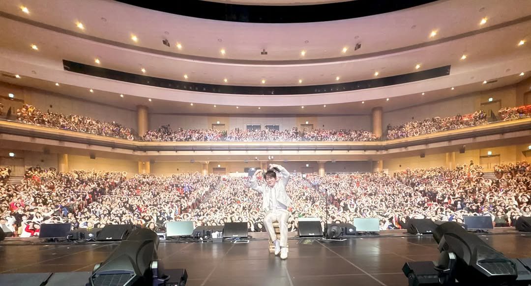 Photo by 신승훈 on November 09, 2025. May be an image of violin, cello, crowd, concert and text.