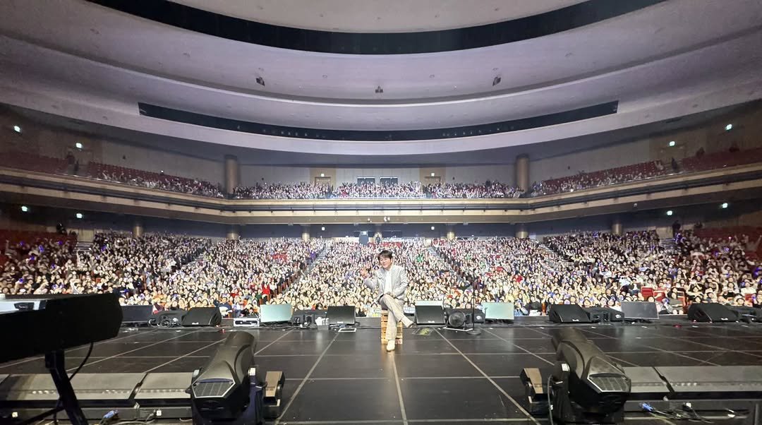 Photo by 신승훈 on November 07, 2025. May be an image of crowd, concert and text.
