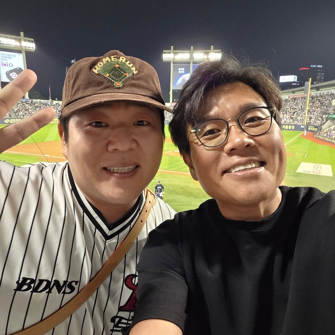 Photo by 정승제 (a.k.a 생선님) in 엘지가 주인인 잠실야구장 with @moonbdns. May be an image of 2 people, people playing baseball, stadium and text.