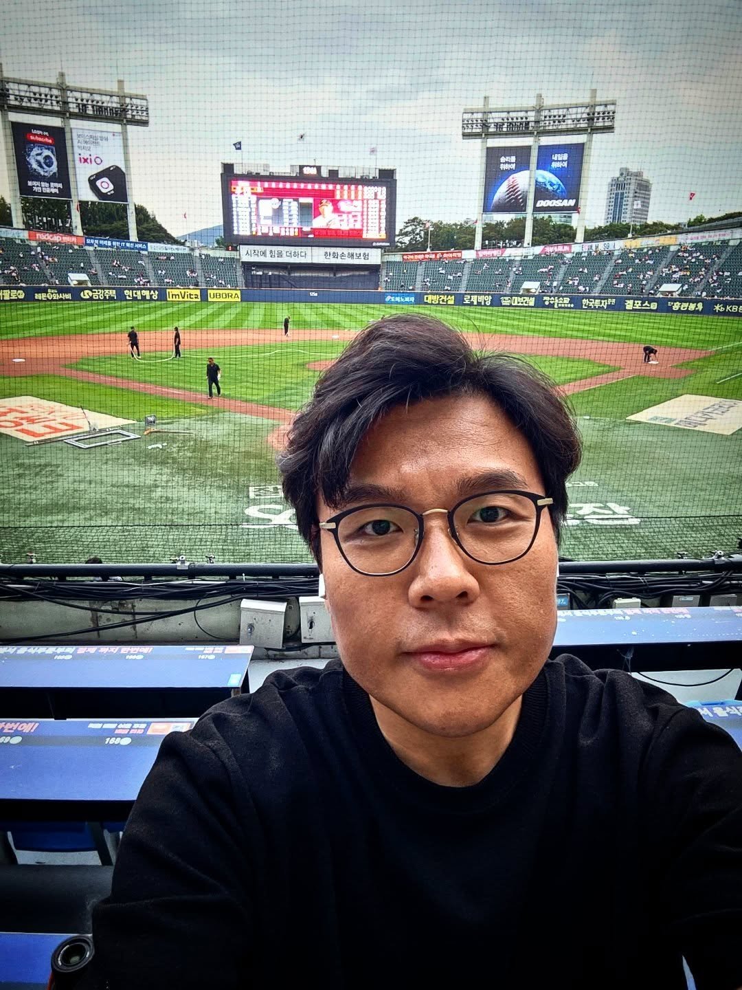 Photo by 정승제 (a.k.a 생선님) in 엘지가 주인인 잠실야구장. May be an image of 1 person, playing baseball, stadium and text.