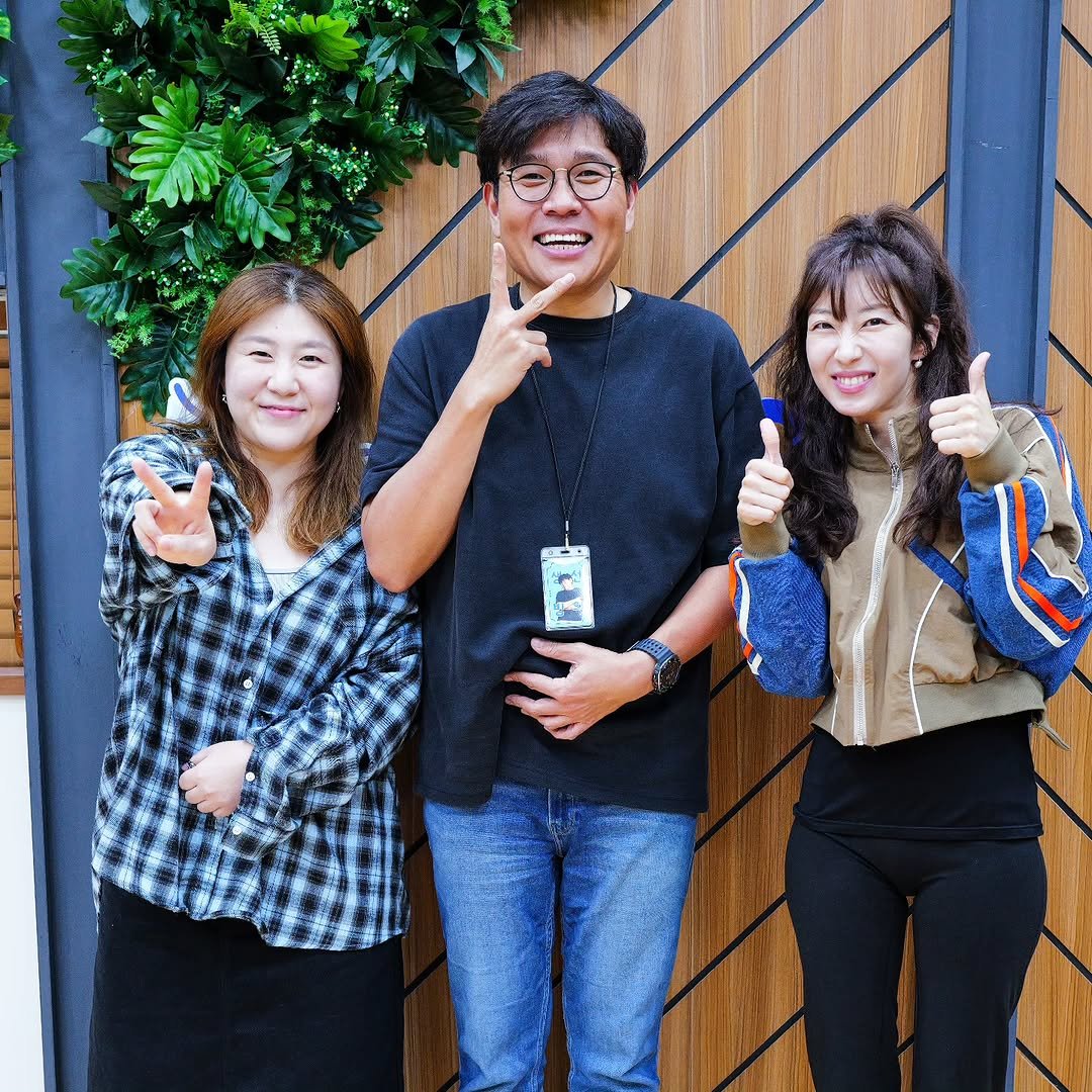 Photo by 정승제 (a.k.a 생선님) in Radio EBS FM. May be an image of 3 people and text.