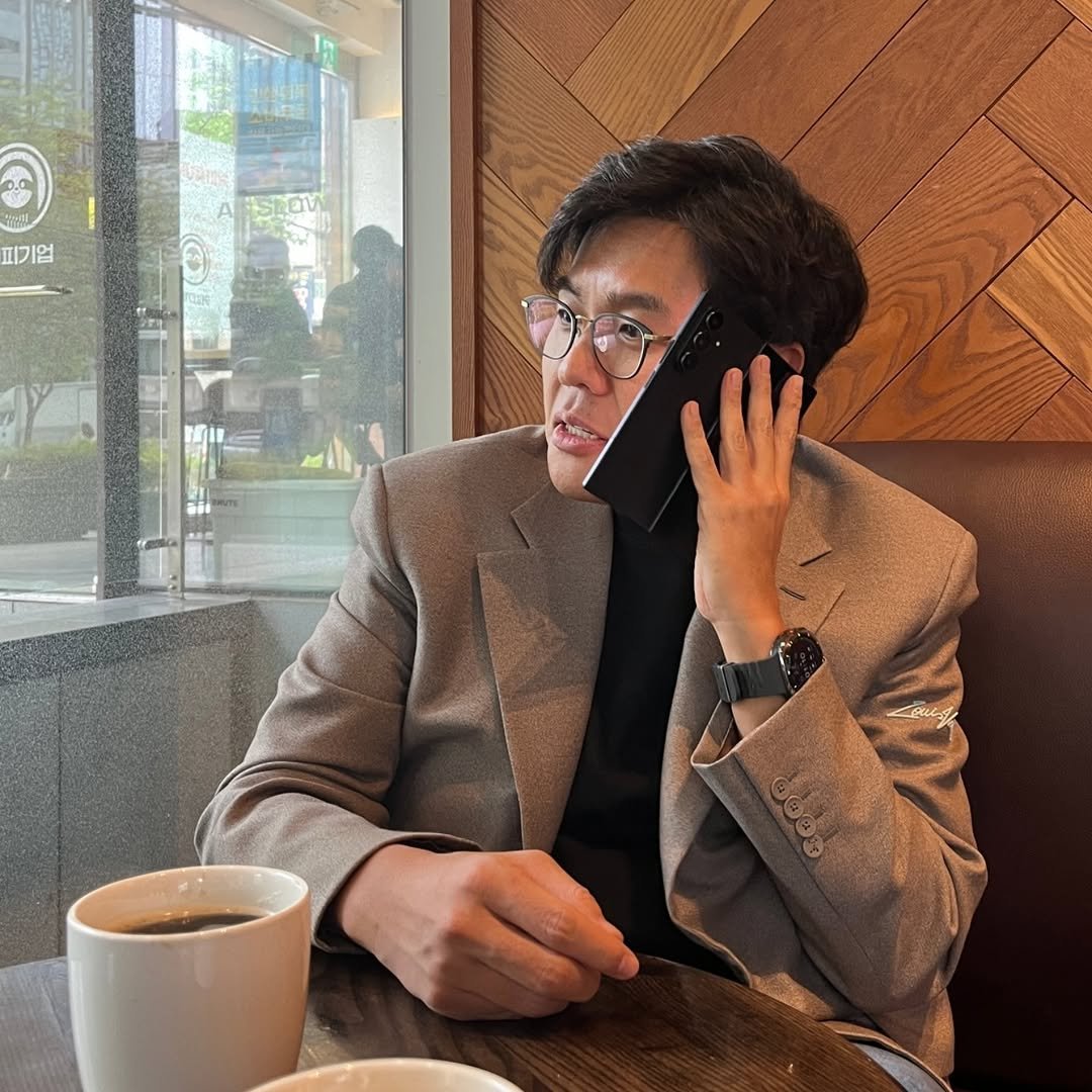 Photo by 정승제 (a.k.a 생선님) on September 14, 2025. May be an image of 1 person, phone, suit, telephone, blazer and text.