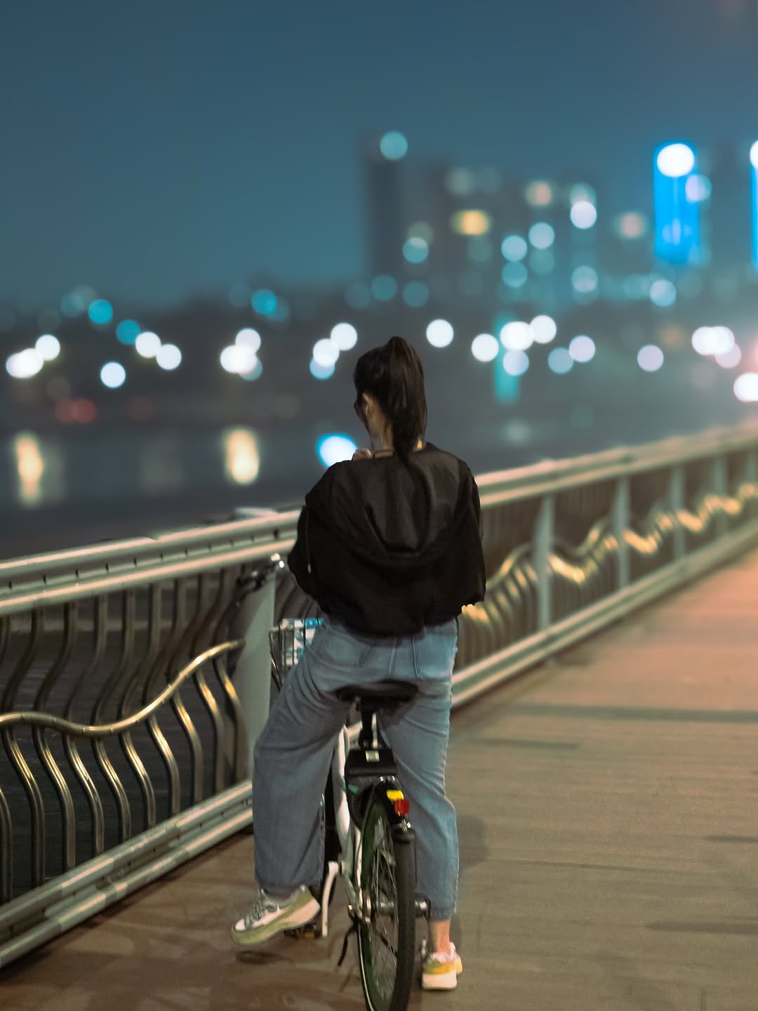 Photo shared by 승이 | 여행 , 장소 on November 27, 2025 tagging @canonkorea. May be an image of bicycle, street, bridge, night and text.