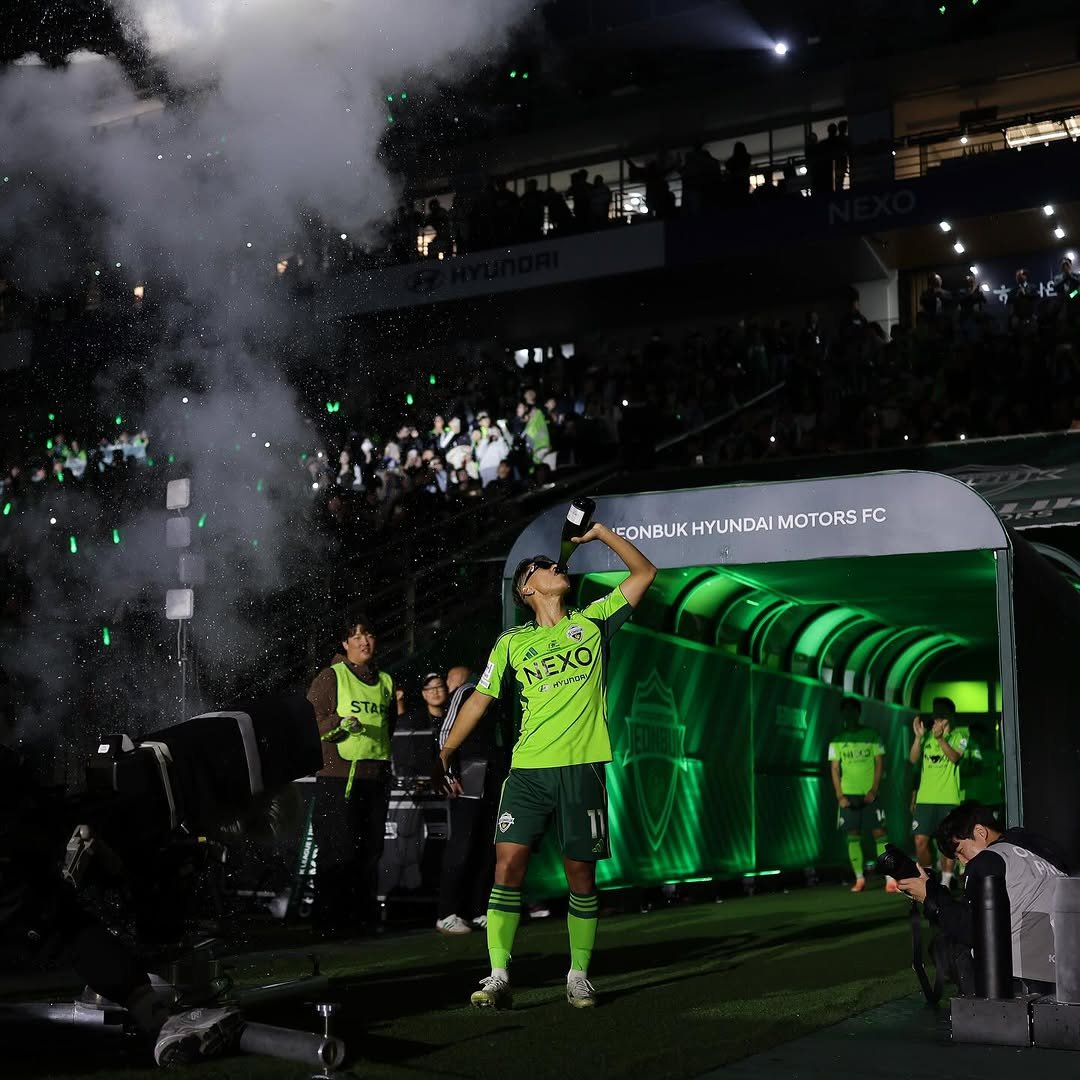 Photo by SW 🇰🇷 이승우 on November 10, 2025. May be an image of football, soccer, crowd, stadium and text that says 'CONBUK HYUNDAI MOTORS EONBUKHYUNDAIMOTORSFO FC'.
