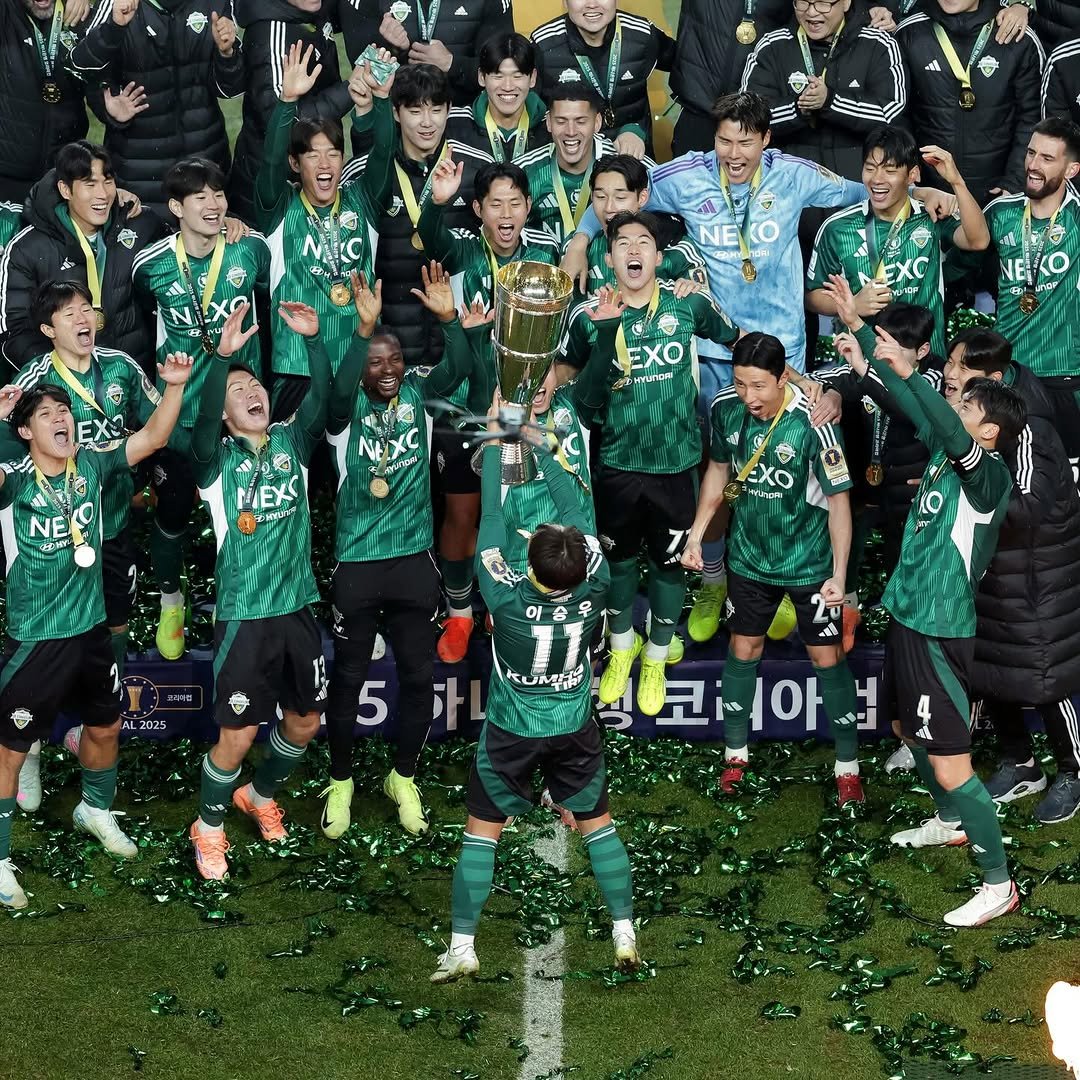 Photo shared by SW 🇰🇷 이승우 on December 06, 2025 tagging @jeonbuk1994. May be an image of football, soccer, sports equipment, crowd, stadium and text.