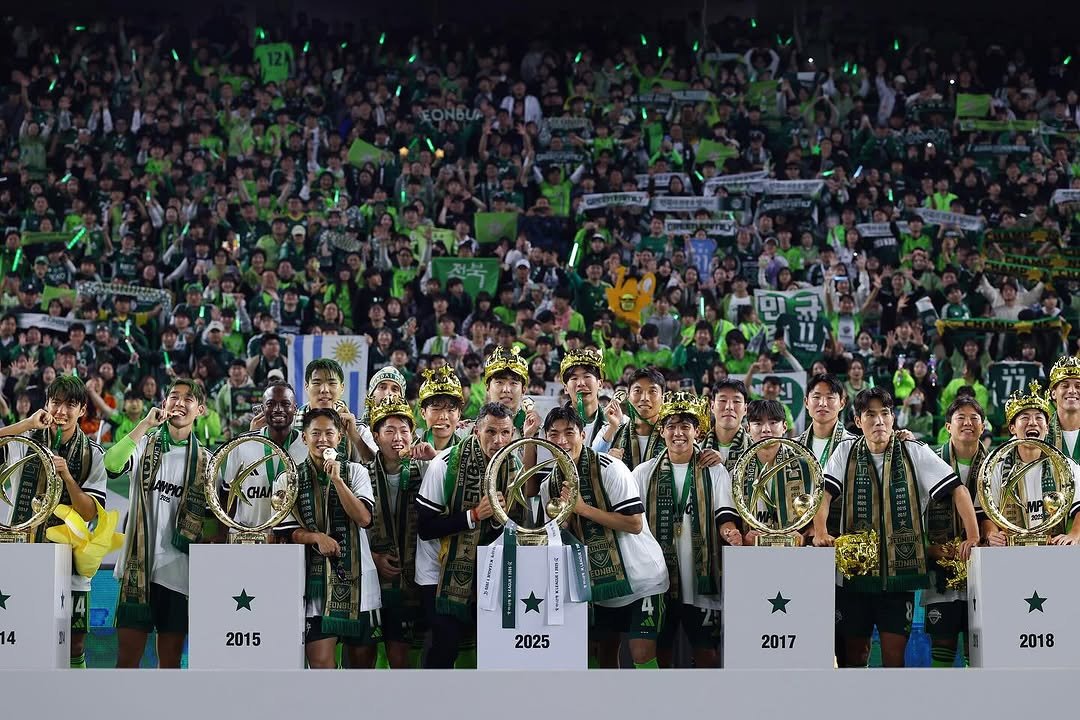 Photo by SW 🇰🇷 이승우 on November 09, 2025. May be an image of soccer, flag, screen, scoreboard, crowd, stadium and text.