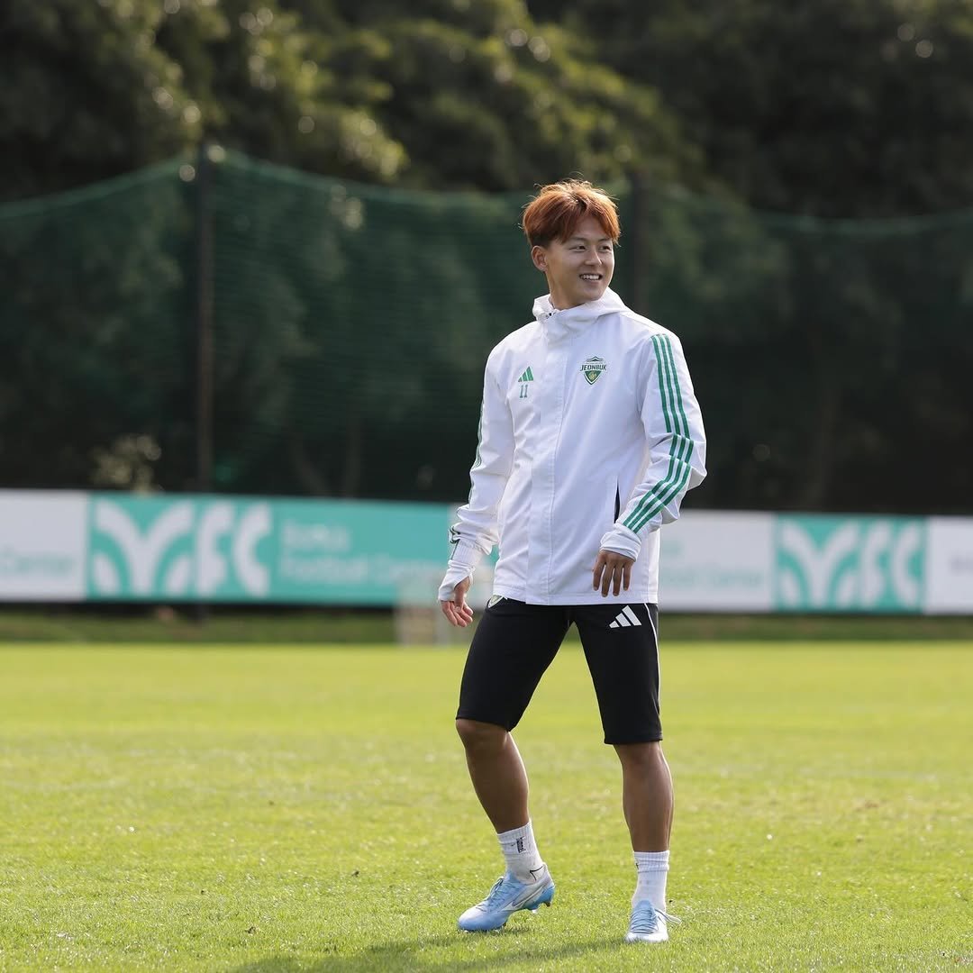 Photo shared by SW 🇰🇷 이승우 on February 13, 2026 tagging @jeonbuk1994. May be an image of football, soccer, stadium, outdoors and text.