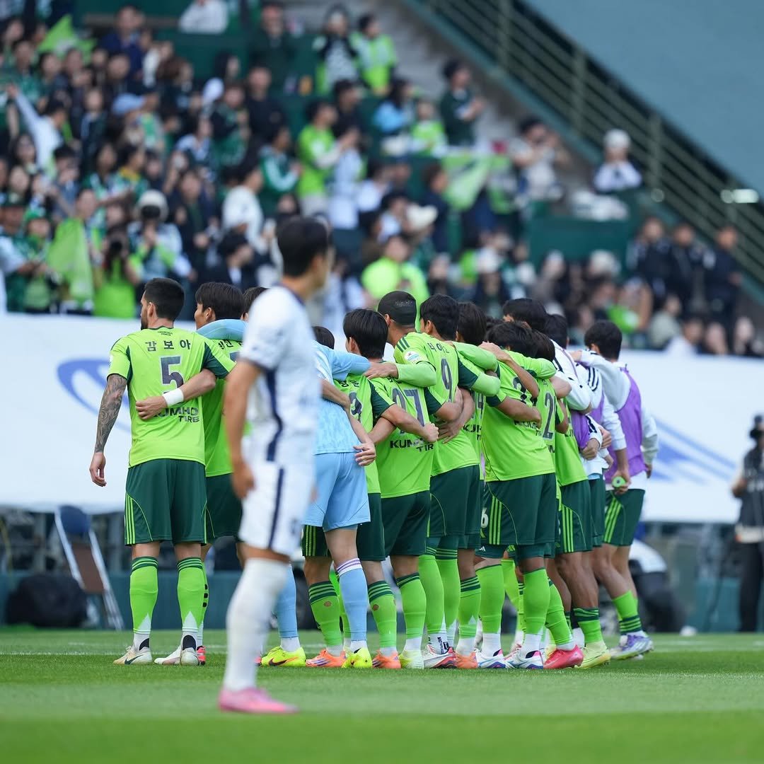 Photo by SW 🇰🇷 이승우 on November 19, 2025. May be an image of soccer, football, crowd, stadium and text that says '감 감보아 감보아 뽀 아 ဆပ 5 MH'.