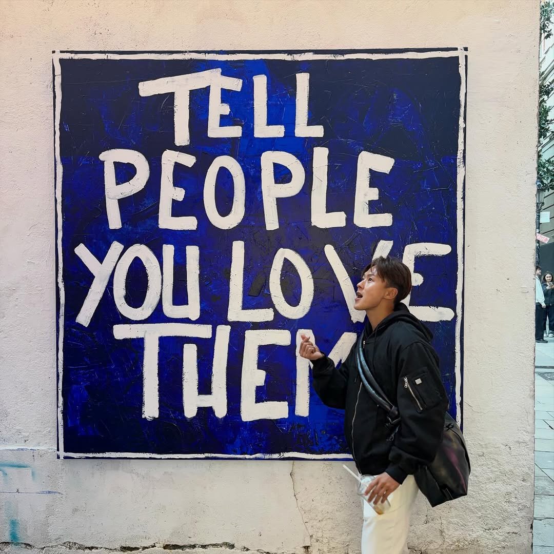 Photo by SW 🇰🇷 이승우 on December 31, 2025. May be pop art of standing, brick wall and text that says 'TELL PEOPLE YOU LOVE LOV THEK'.