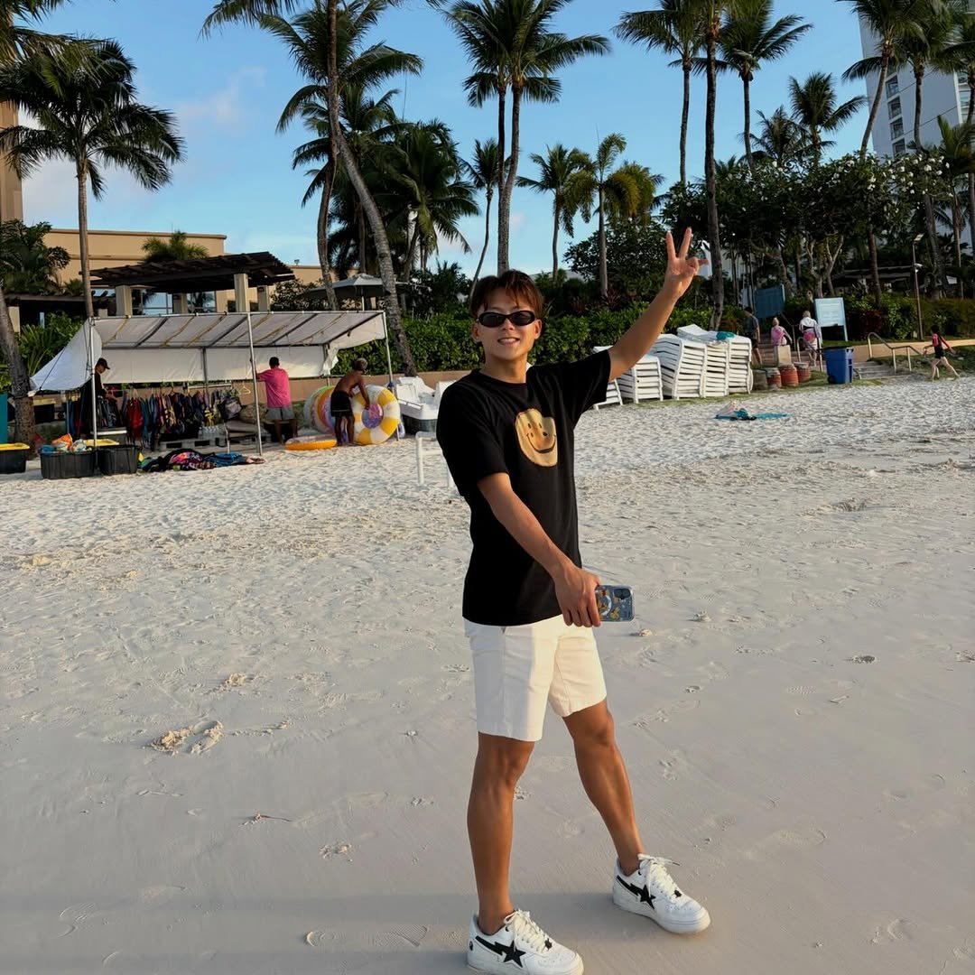 Photo by SW 🇰🇷 이승우 on January 20, 2026. May be an image of standing, beach, ocean, palm trees and text.