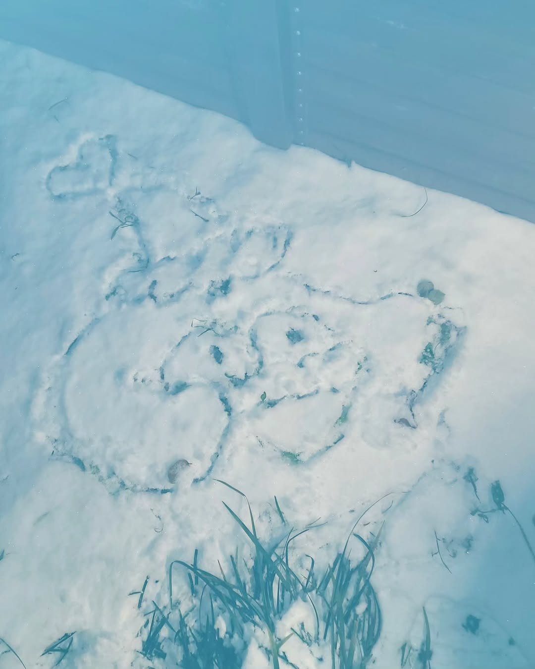 Photo by 정승연 on December 09, 2025. May be an image of heart, snowman and snow.