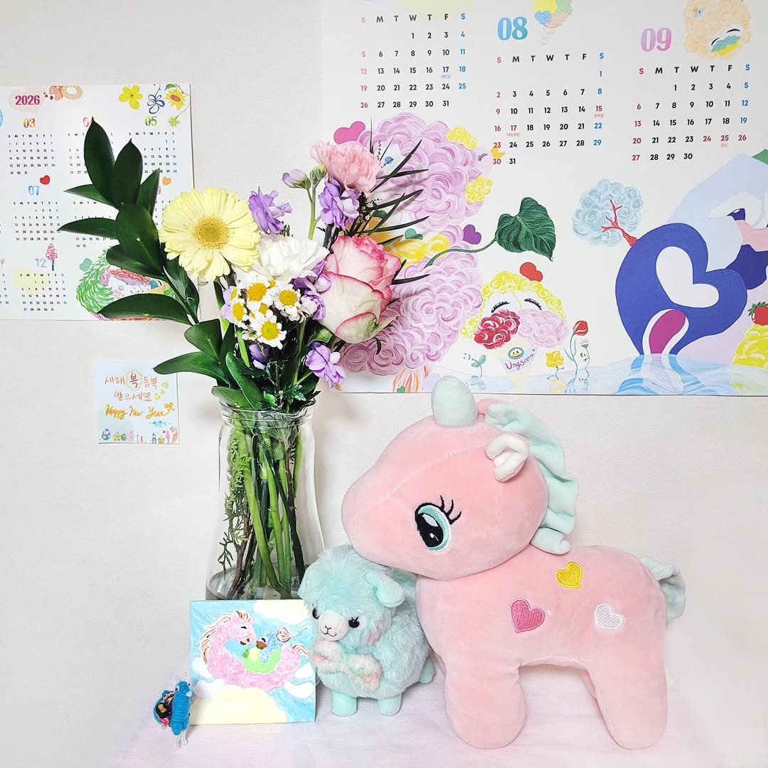 Photo by 정승연 on January 04, 2026. May be an image of calendar, flower arrangement, prairie gentian, baby's-breath, carnation and text.