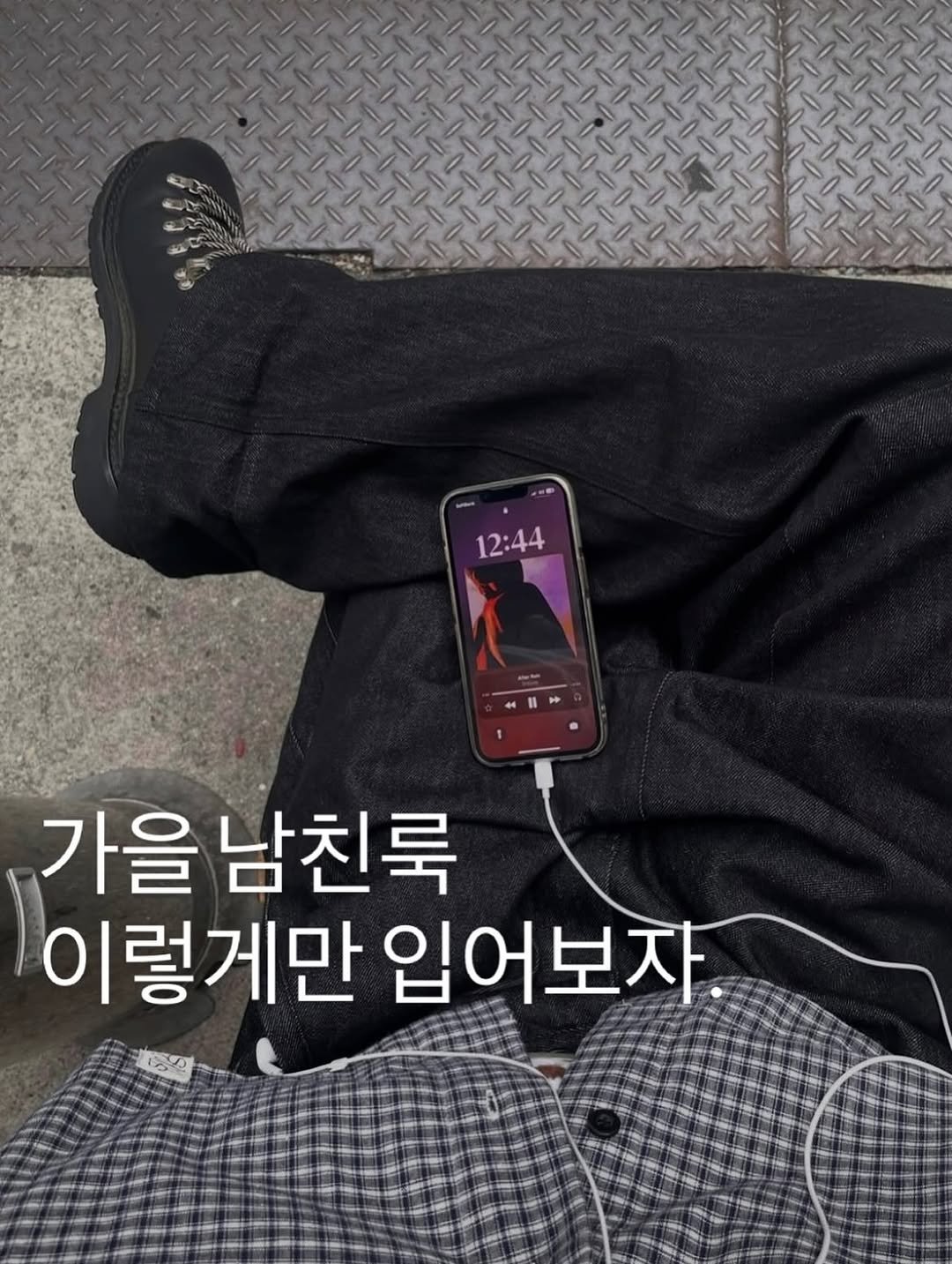 Photo shared by Seuss on September 27, 2025 tagging @juan_lofficiel. May be an image of phone, duffle coat and text that says '12:44 가을 남친룩 이렇게만 입어보자'.