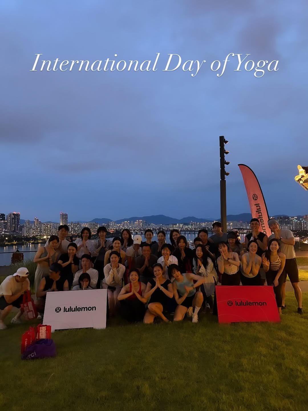 shantifulyoga_ 게시물 이미지: 세계 요가의 날 기념 , 스튜디오를 벗어나 야외로 나가보았어요.! “내 언젠가 꼭...