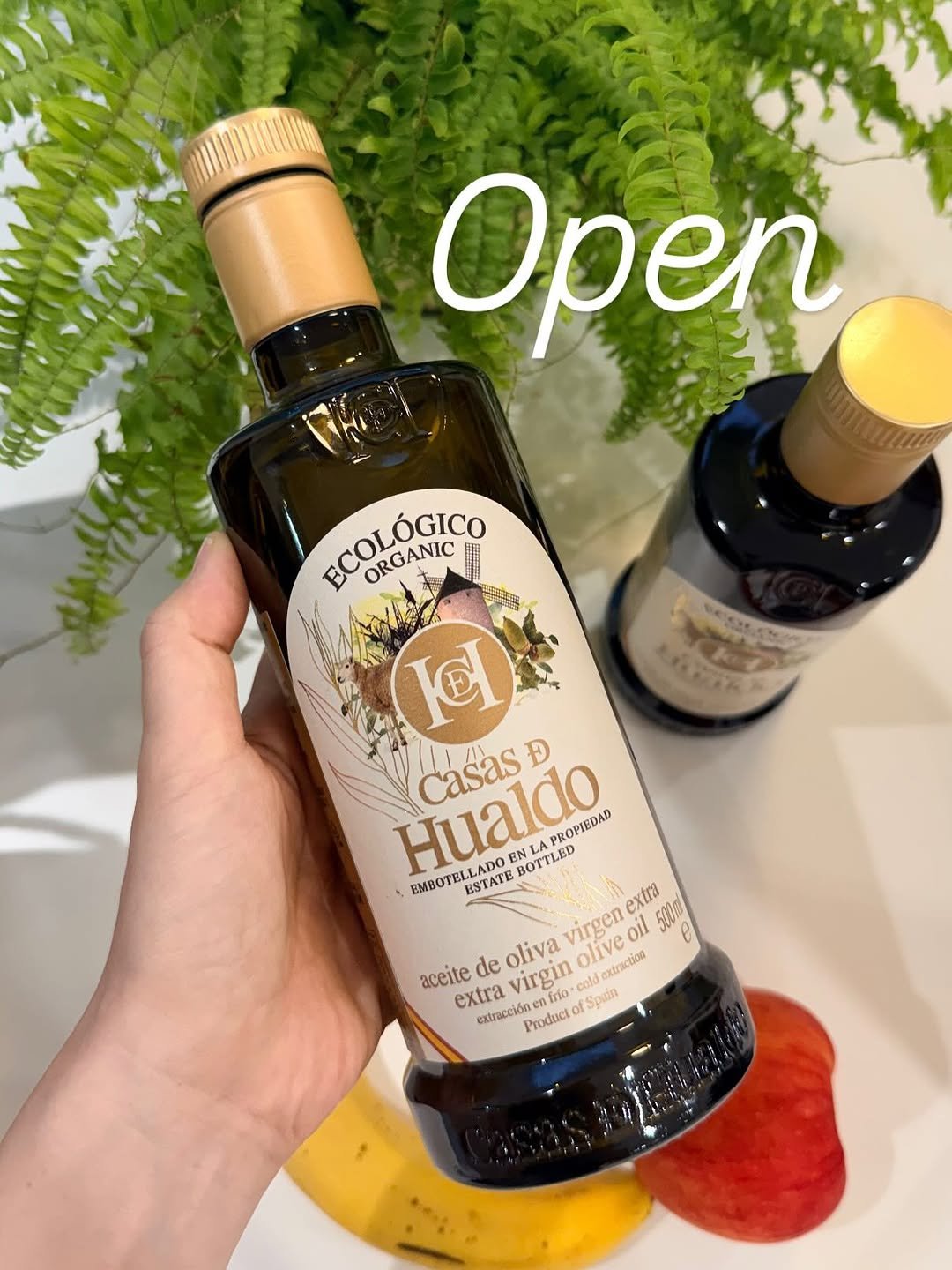 Photo by 샤니 | 김경은 on September 24, 2025. May be an image of bottle, olive oil and text that says 'Open aCOLÓGICO ÓGICO ECOLÓ ECORGANIC ORGANIC 百琪用 0 kt Hualdo casas Casas Đ ROPIEDAD EMBOTELLADO ESTATE BOTTLED extra virgen olive oil 500m aceite de oliva extra extracción Product ofs cc py3n virgin cold xiracticn'.