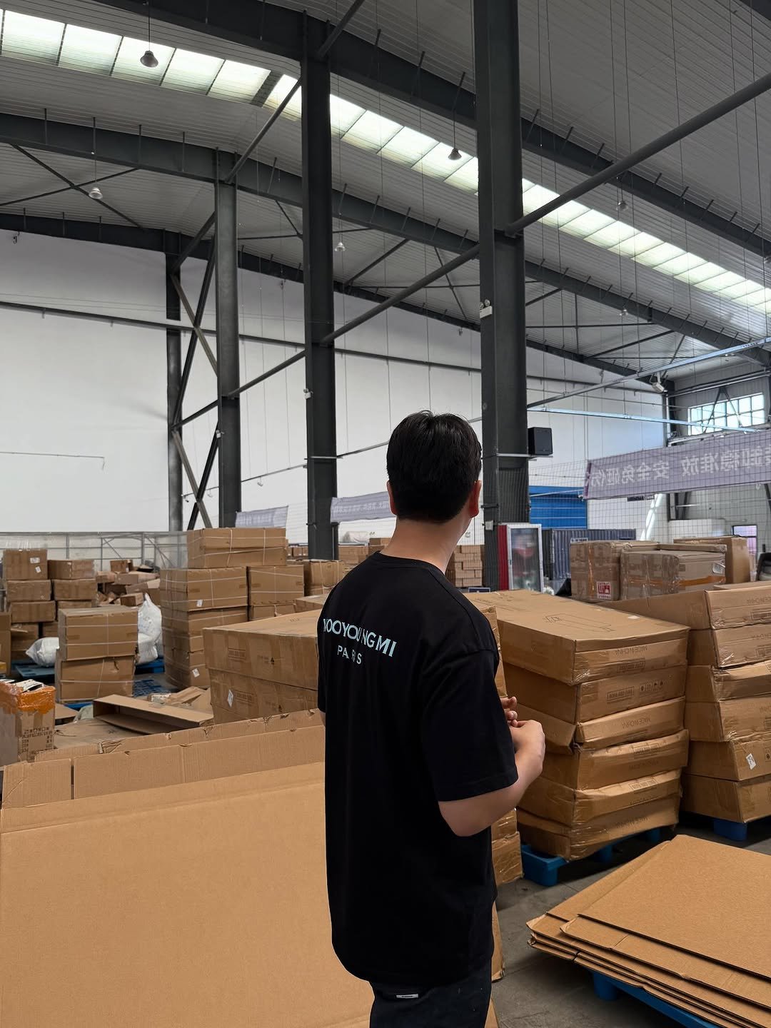 Photo by 시행착오ㅣ온라인 사업•전세계 구매대행 on September 16, 2025. May be an image of 1 person, forklift, auto part, carton and text.