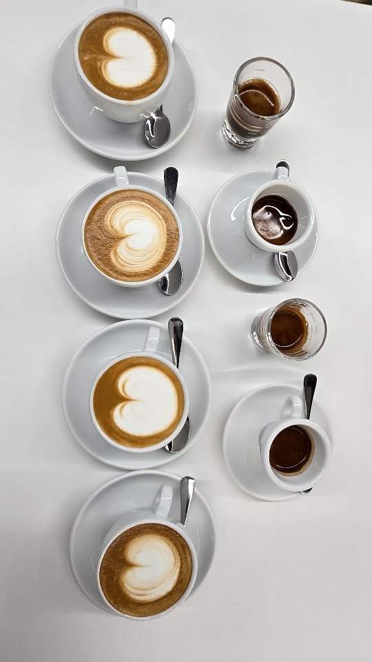 she1004love 게시물 이미지: #바리스타2급 
.
월수금오전 2급은 우유스티밍 잘해서
중앙에 띄우면 되는데 이분은...