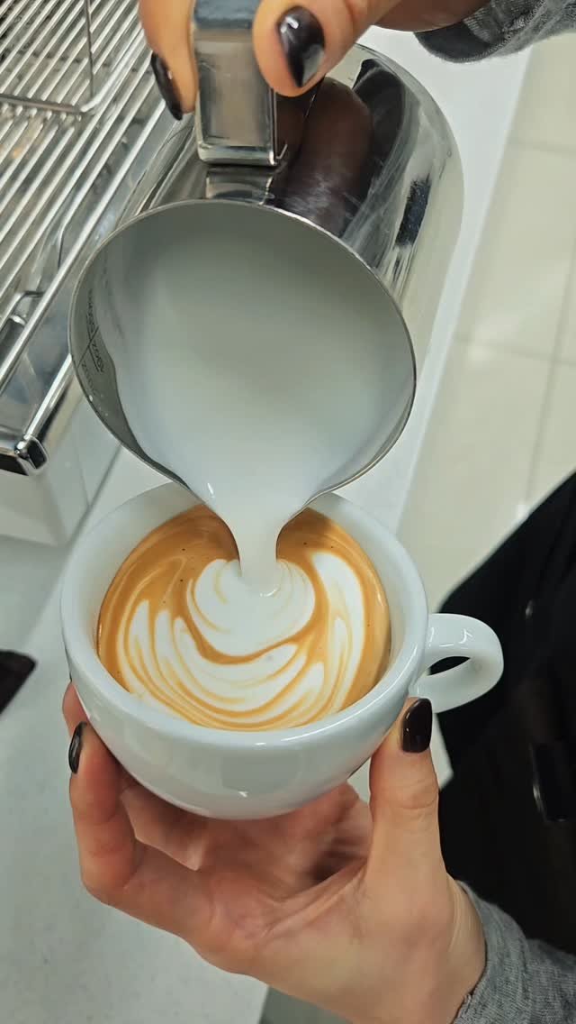 she1004love 게시물 이미지: #라떼아트교육 
.
바리스타2급 수업중이였는데
라떼아트반이 된듯한 분위기 ㅎㅎ