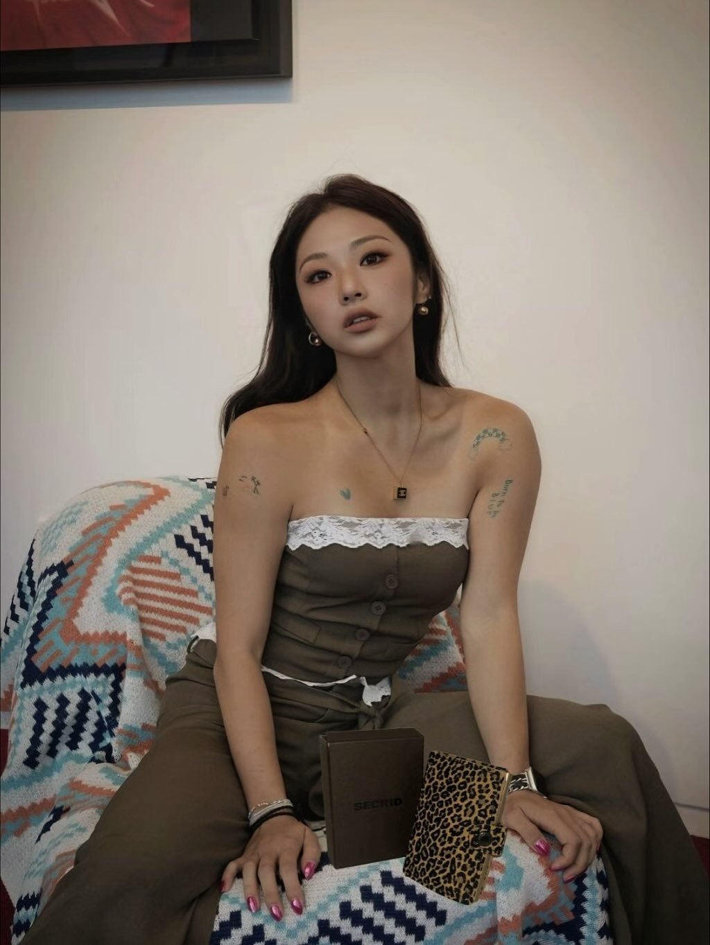 Photo shared by 이가효 on September 19, 2025 tagging @wallet_kr, and @frame__seoul. May be an image of 1 person, hair, jumpsuit, top and text.