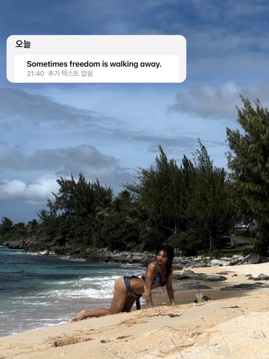 Photo by 이가효(행동파) on January 14, 2026. May be an image of ocean, beach, horizon and text that says '오늘 Sometimes freedom is walking away. 21:40 추가 텍스트 없음'.